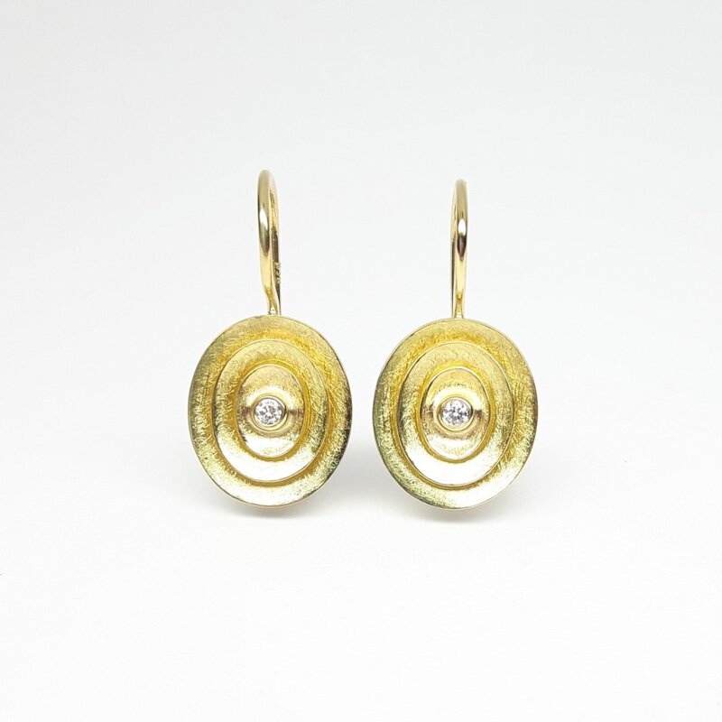 Boucles d'oreilles en or jaune 18kt et brillants.