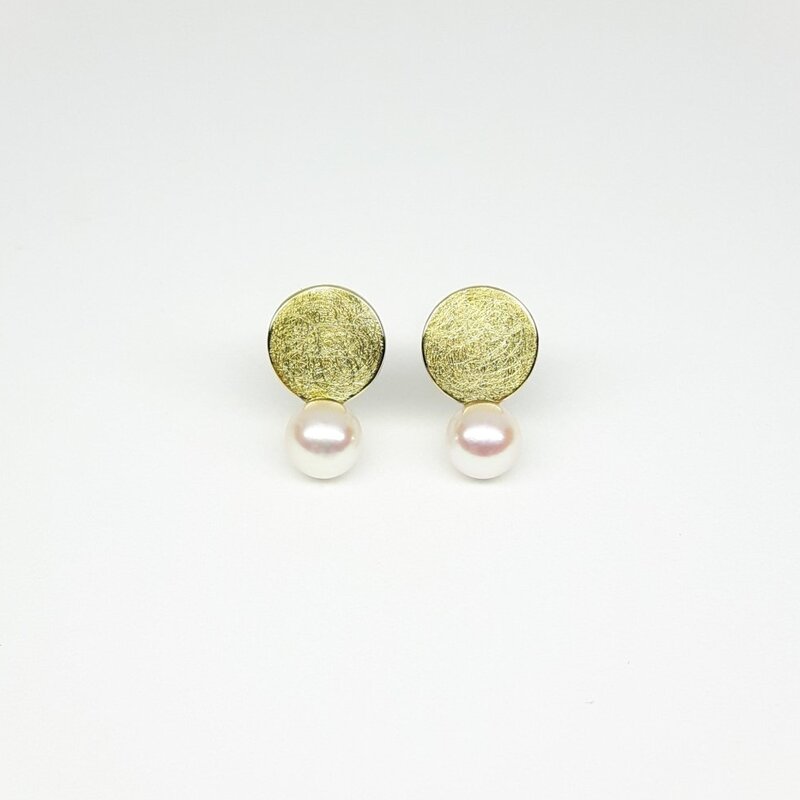 Boucles d'oreilles en or jaune 18kt et perles Akoya.