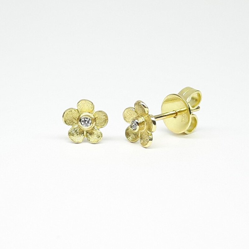 "flower-power", boucles d'oreilles en or jaune 18kt et diamants.