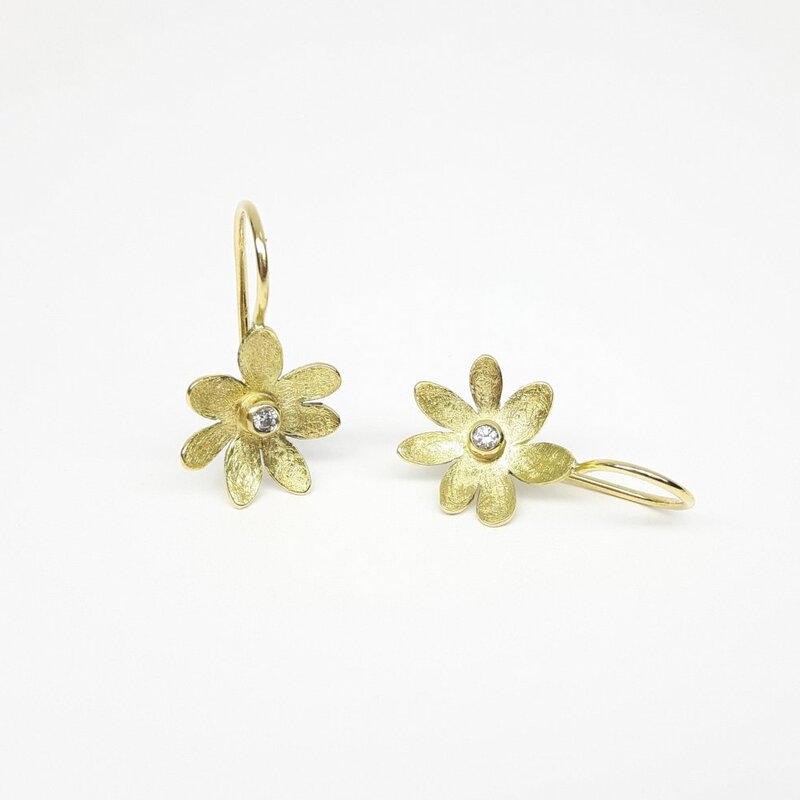 "flower-power", boucles d'oreilles en or jaune 18kt et diamants.