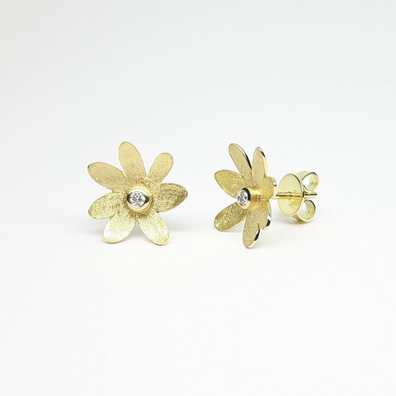 "flower-power", boucles d'oreilles en or jaune 18kt et diamants.