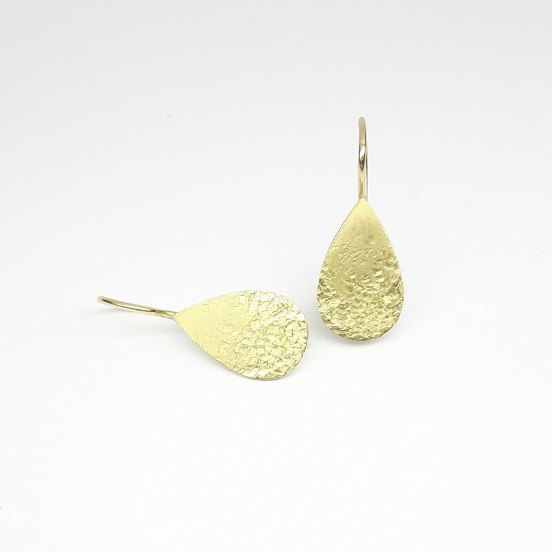 Boucles d’oreilles en or jaune 18kt martelé.