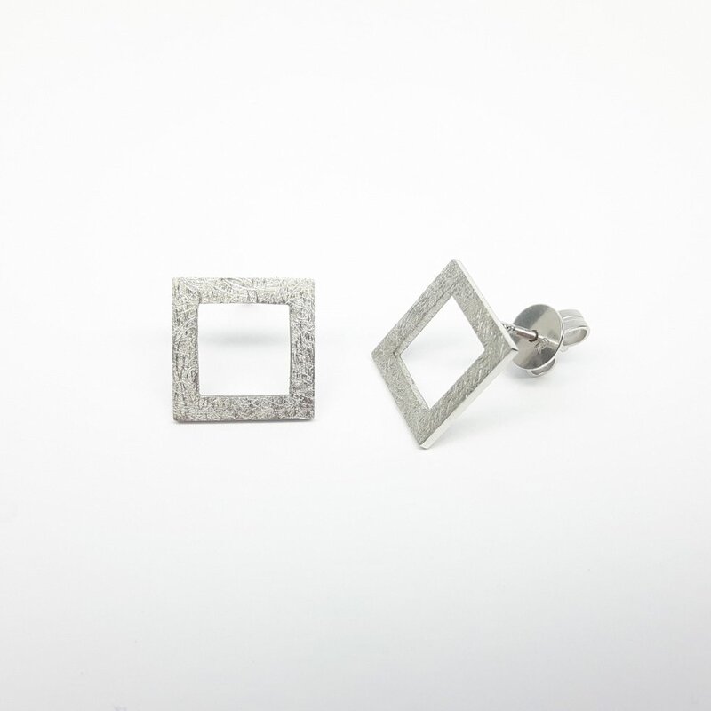"be squared", boucles d'oreilles en or jaune 18kt.