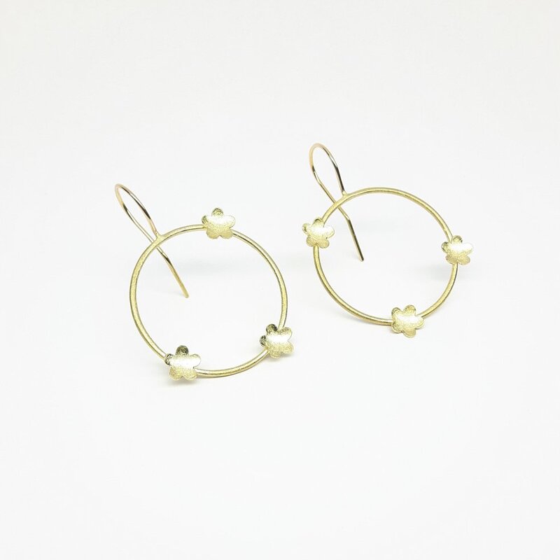 "flower-power", boucles d'oreilles en or jaune 18kt.