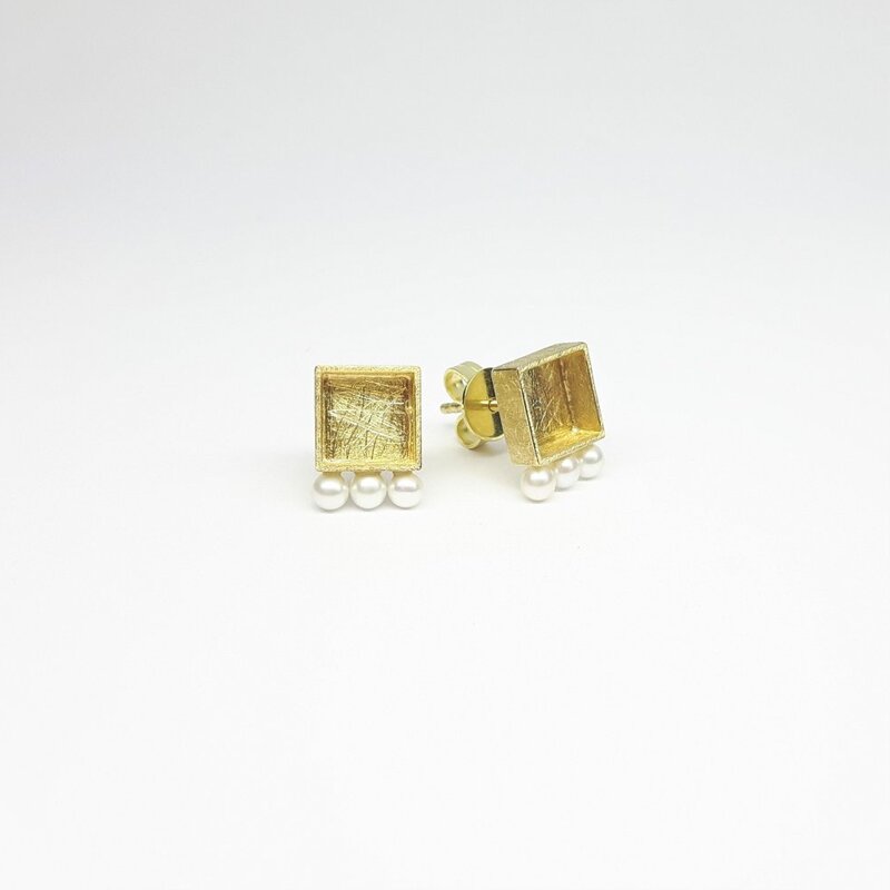 Boucles d'oreilles en or jaune 18kt et 6 perles de culture Akoya.