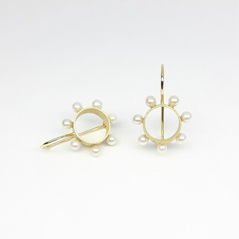 Boucles d'oreilles en or jaune 18kt et perles akoya Ø3,5mm.