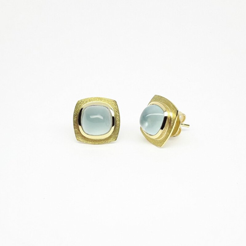Boucles d'oreilles, or jaune 18kt et aigue-marine. Pièce unique.