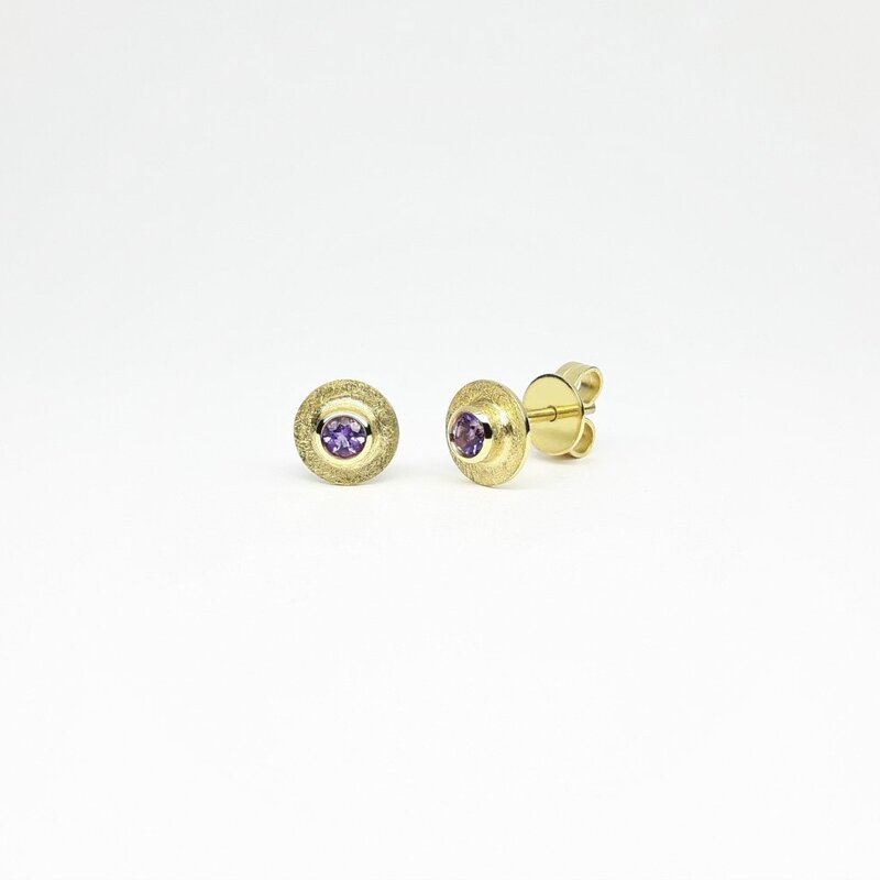 Boucles d'oreilles en or jaune 18kt et améthyste.