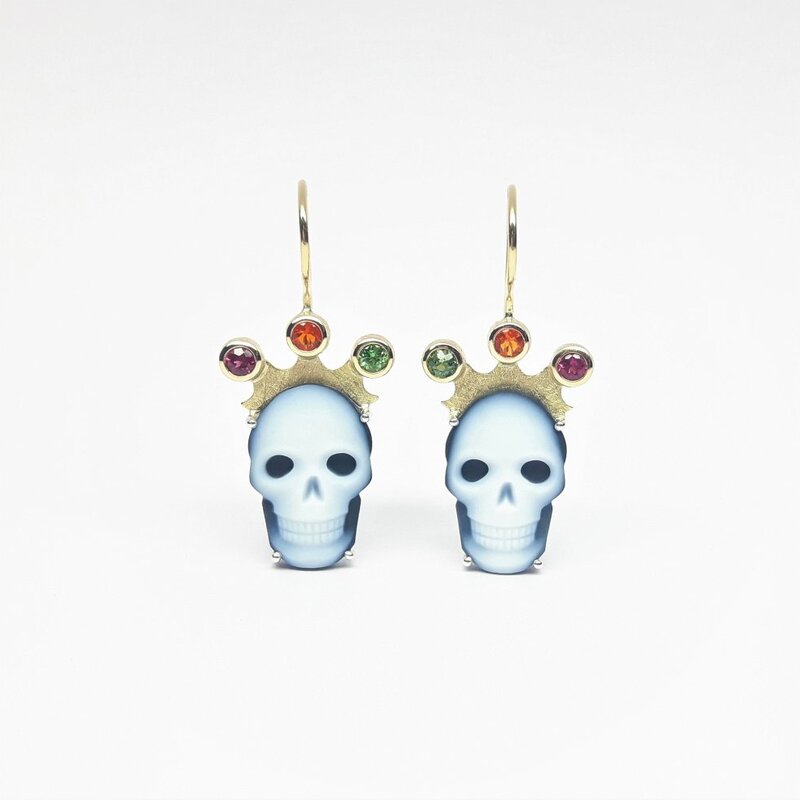 "harlequin skull", boucles d'oreilles en or jaune 18kt, argent, agate, tourmaline rose, opale de feu et tsavorite. Pièce unique.