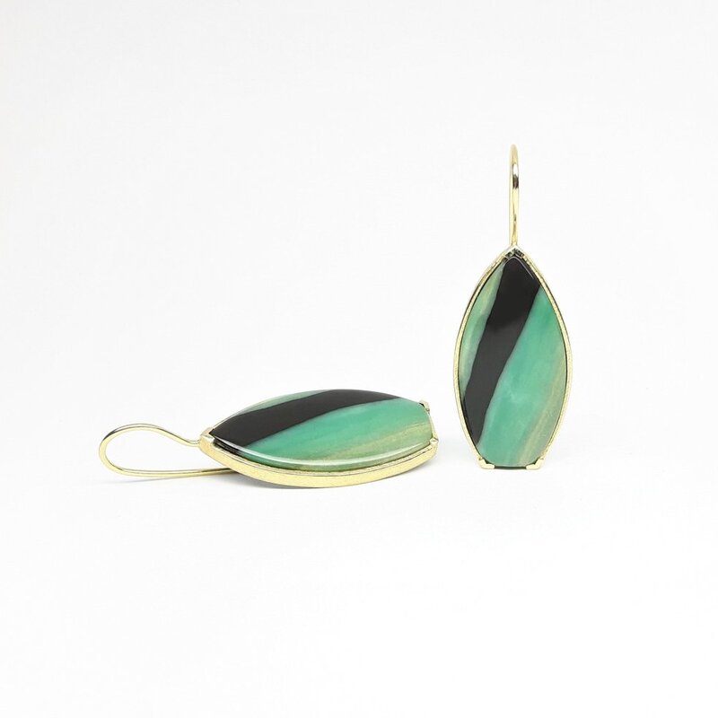 Boucles d'oreilles en or jaune 18kt, bois pétrifié opalisé. Pièce unique.