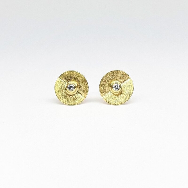 Boucles d'oreilles en or jaune 18kt et brillants.