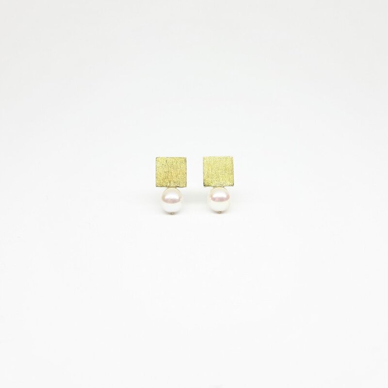 Boucles d'oreilles carrées, or jaune 18kt et perles d'eau douce Ø5mm.