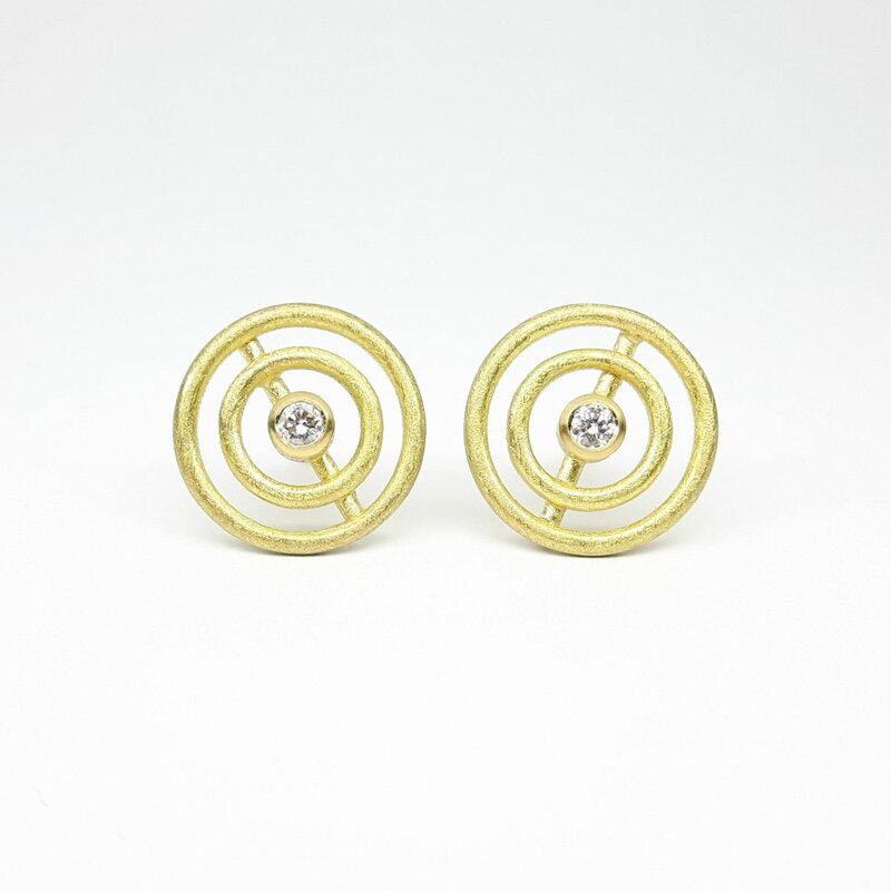 Boucles d'oreilles en or jaune 18kt et brillants. Pièce unique.