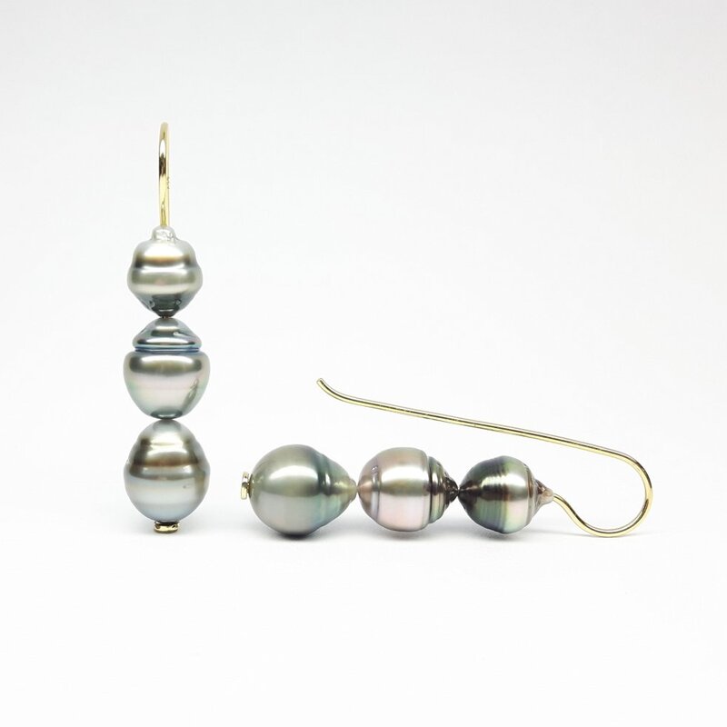 Boucles d 'oreilles en or jaune 18kt et perles de Tahiti. Pièce unique.