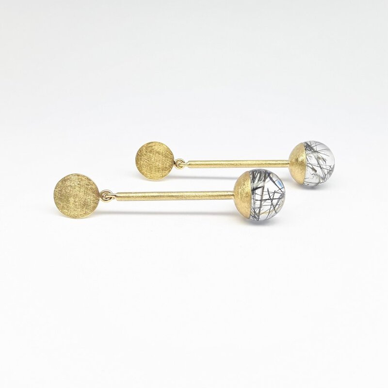 Boucles d'oreilles or jaune 18kt et quartz tourmaline. Pièce unique.