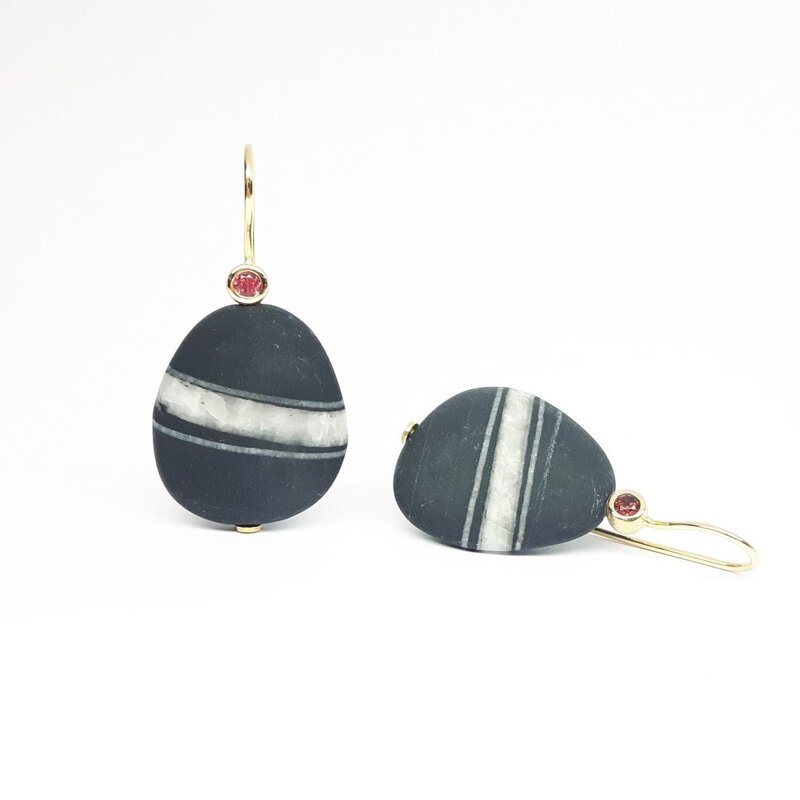 Boucles d'oreilles en or jaune 18kt, galets et tourmaline rose. Pièce unique.