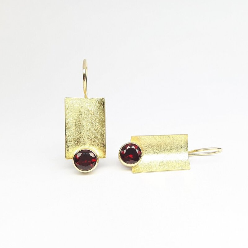 Boucles d'oreilles en or jaune 18kt et grenat rouge.
