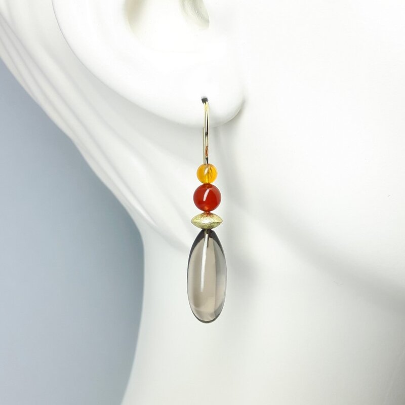 Boucles d'oreilles en or jaune 18kt, pampilles en quartz fumé, opale de feu et cornaline. Pièce unique.