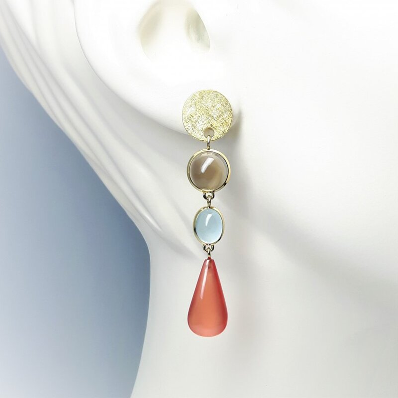 Boucle d'oreilles en or jaune 18kt, pampilles en rhodochrosite très fine, aigue-marine et quartz fumé.Pièce unique.