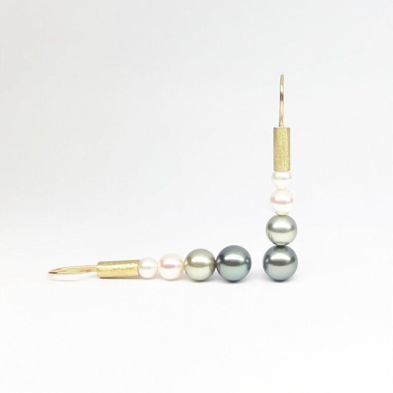 Boucles d'oreilles en or jaune 18kt, perles Akoya et Tahiti.