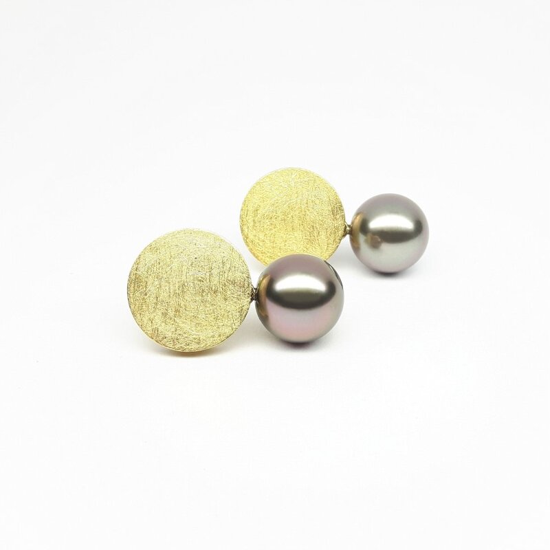 Boucles d'oreilles en or jaune 18kt perles de Tahiti Ø12mm.