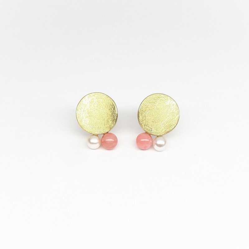 Boucles d'oreilles en or jaune 18kt,  opale rose et perles de culture Akoya. Pièce unique.