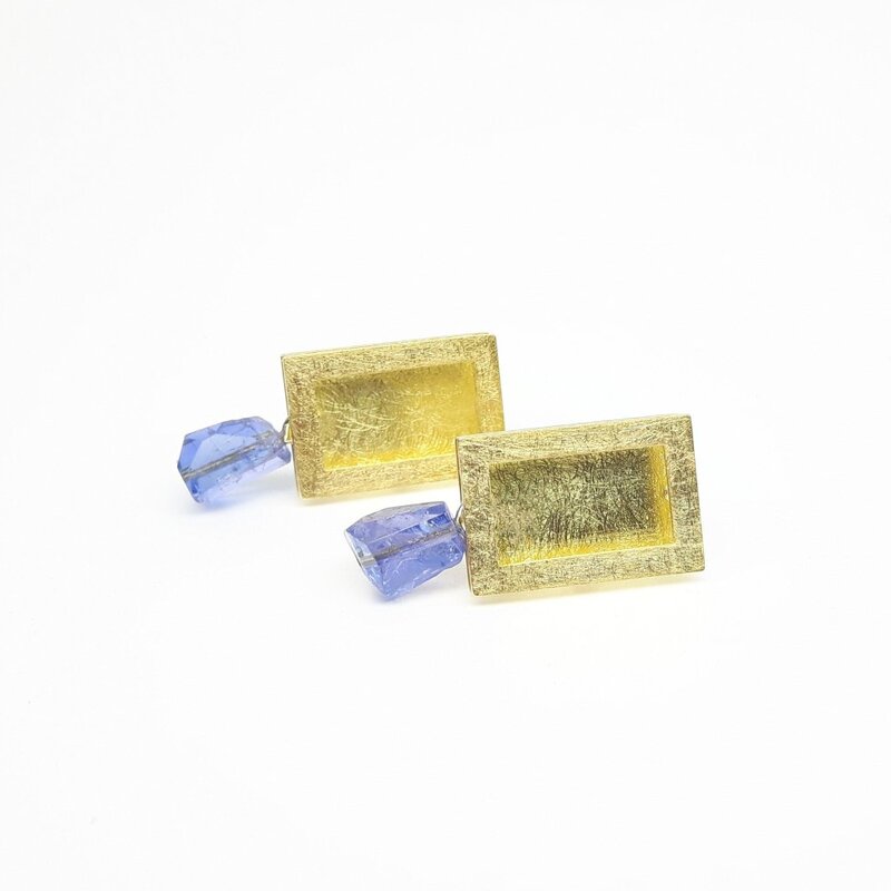Boucles d'oreilles en or jaune 18kt et cristaux en tanzanite. Pièce unique.