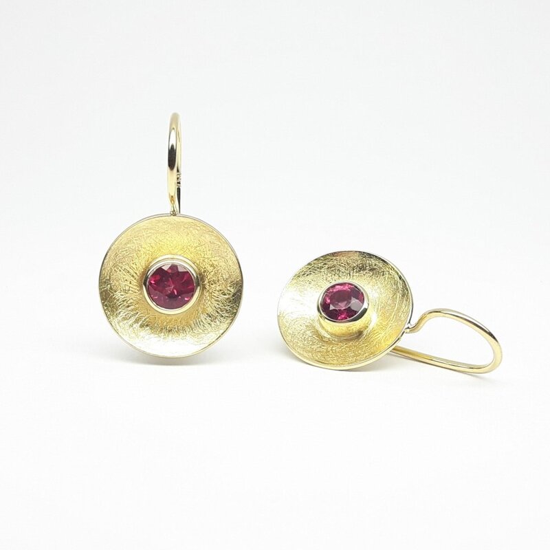 Boucles d'oreilles en or jaune 18kt et tourmaline rose. Pièce unique.