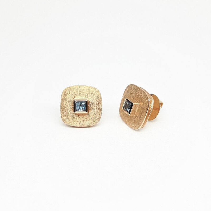 Boucles d'oreilles en or rouge 18kt et aigues-marines en taille princesse. Pièce unique.