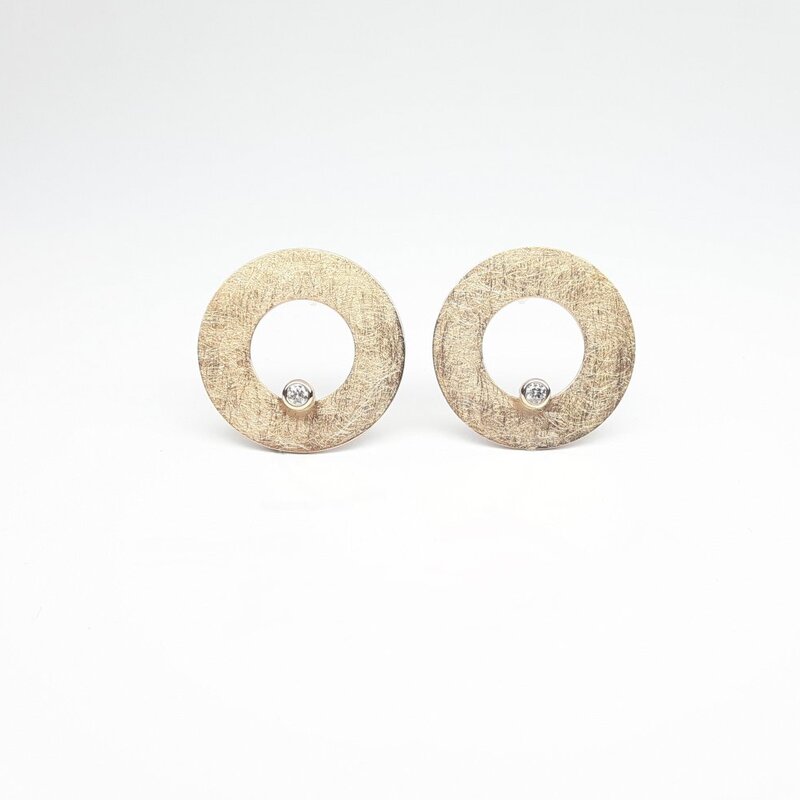 "hole in one", boucles d'oreilles en or rouge 18kt et diamants.