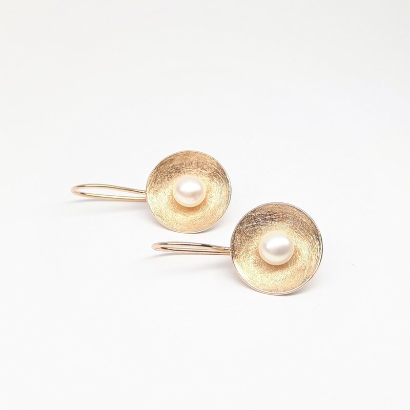 Boucles d 'oreilles en or rouge 18kt et perles de culture d'eau douce.