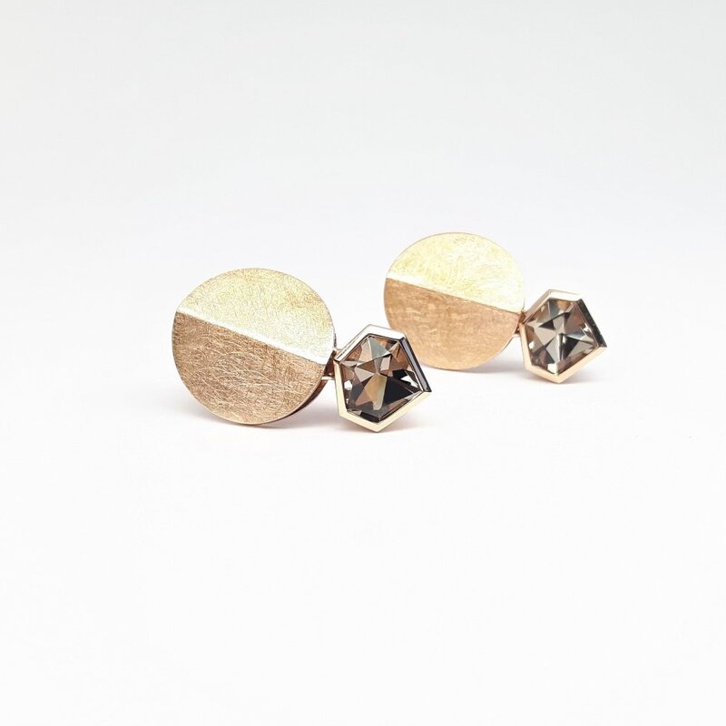 Boucles d'oreilles or rouge 18kt et quartz fumé fancy cut. Pièce unique.