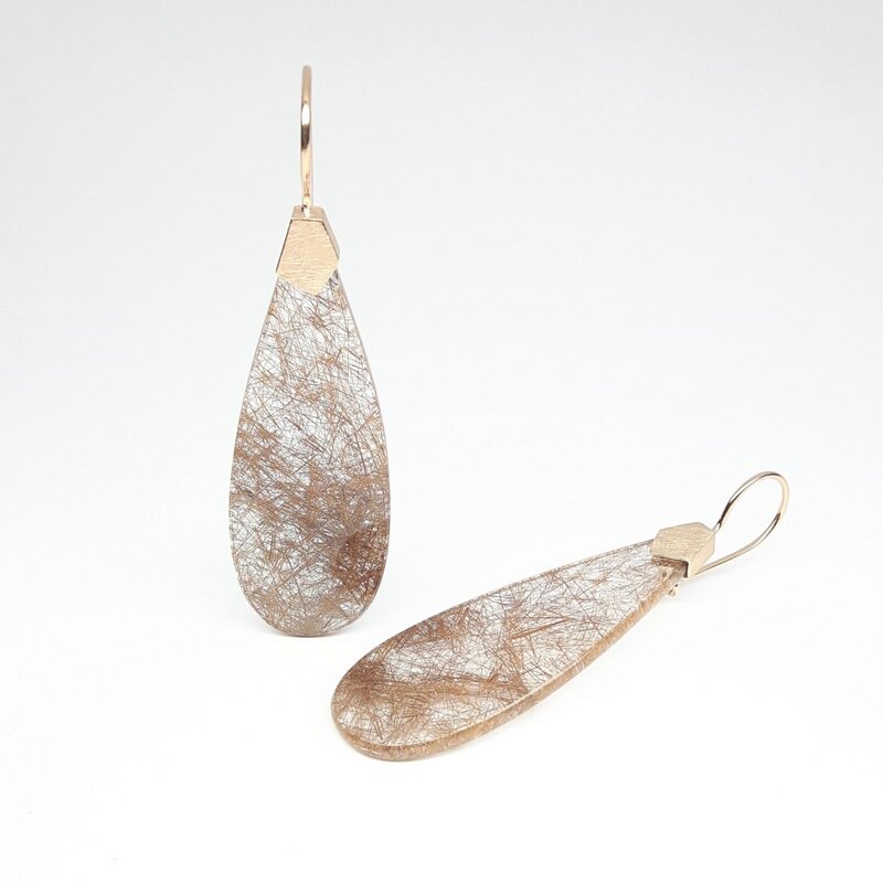 Boucles d'oreilles en or rouge 18kt et pampilles en quartz rutile cheveux d'ange. Pièce unique.