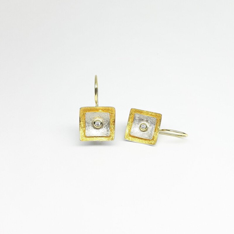 Boucle d'oreilles en or fin, or jaune 18kt, argent 925/- et diamants. 