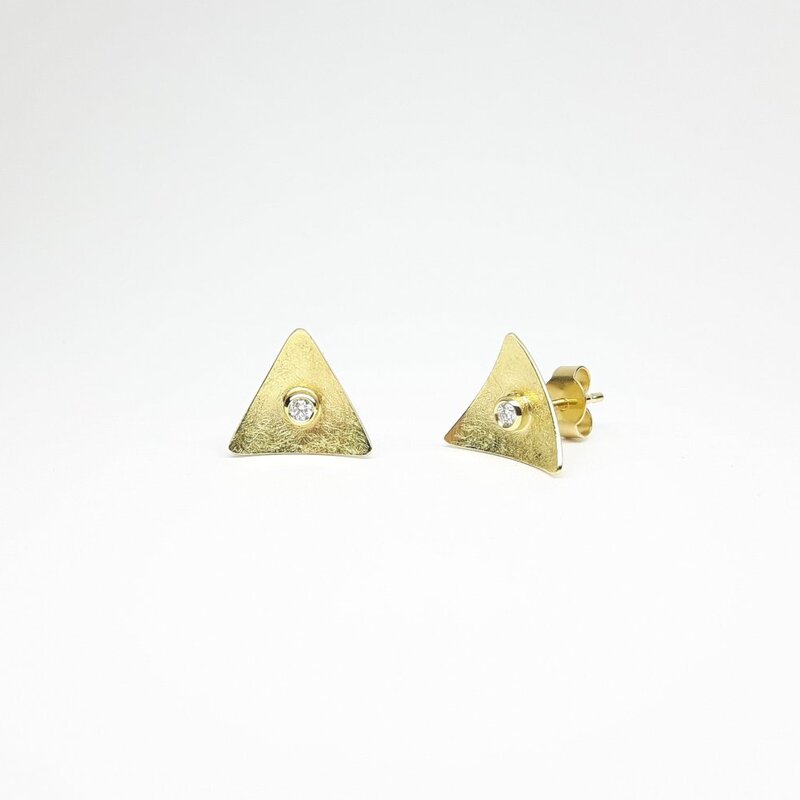 Boucles d'oreilles en or jaune 18kt et brillant.