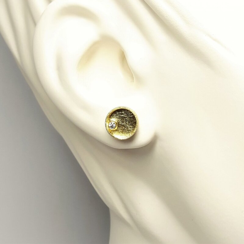 Boucles d'oreilles en or jaune 18kt et brillants.