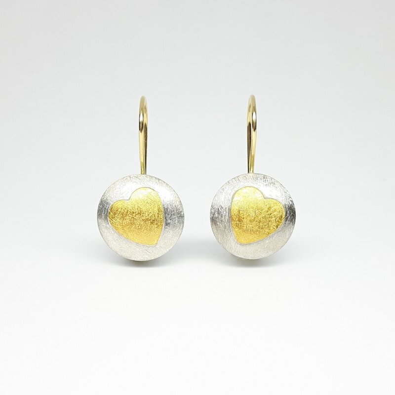 Boucles d'oreilles "heart", or fin, or jaune 18kt et argent 925/-.