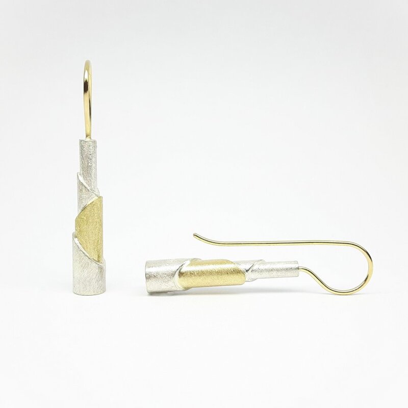 Boucles d'oreilles en or jaune 18kt et argent 925/-.