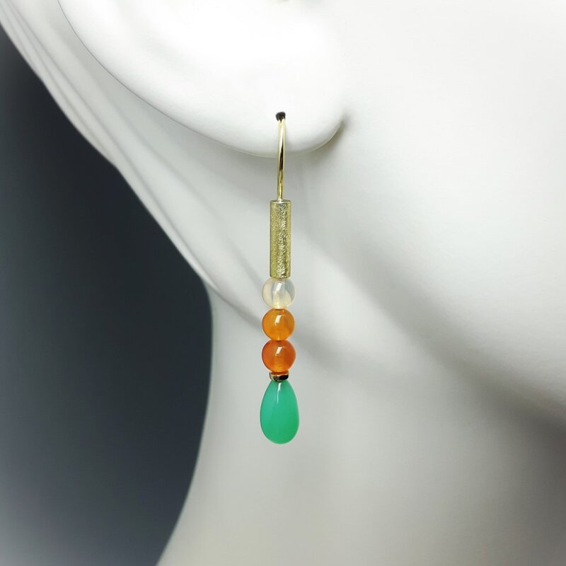 Boucles d'oreilles en or jaune 18kt, pampilles en chrysoprase et boules en opale de feu. Pièce unique.