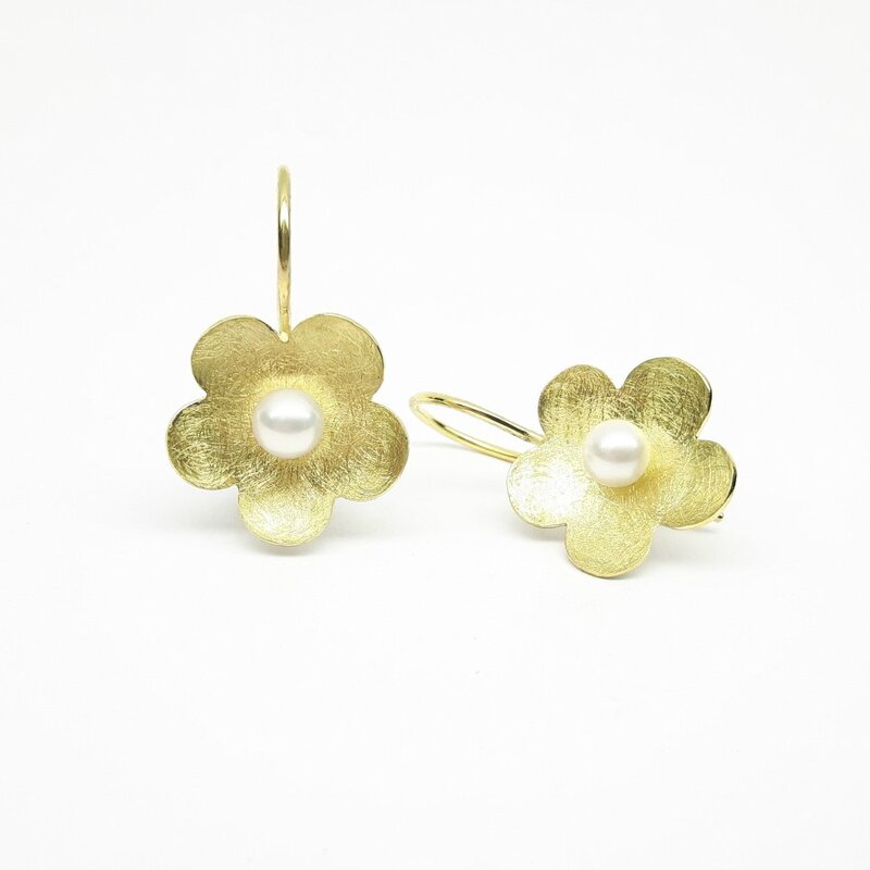 "flower power", boucles d'oreilles en or jaune 18kt et perles akoya.