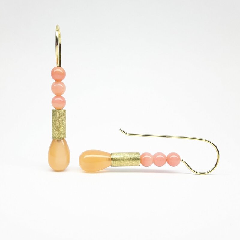Boucles d'oreilles en or jaune 18kt, pampilles en pierre de lune et boules en opale rose. Pièce unique.