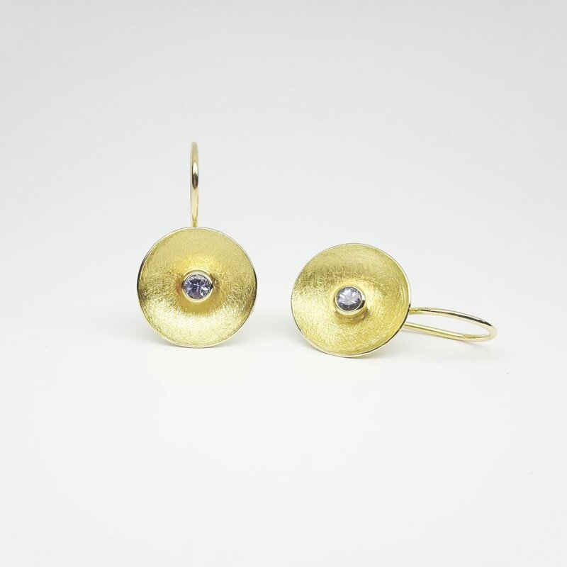 Boucles d'oreilles en or jaune 18kt et tanzanite Ø3mm.
