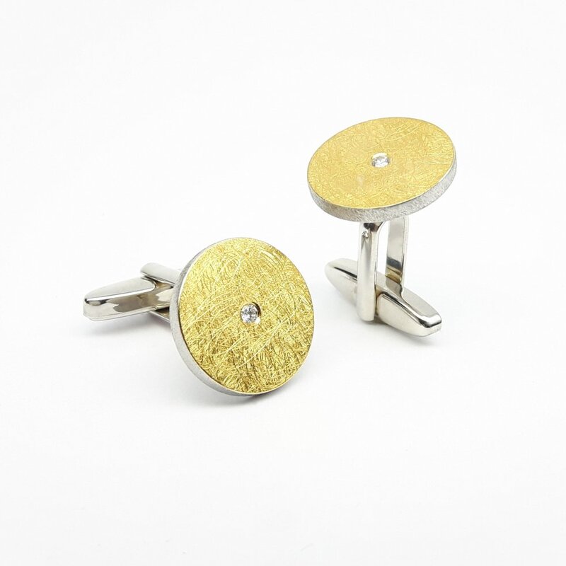 Boutons de manchettes en argent 925/-, or fin et brillants.