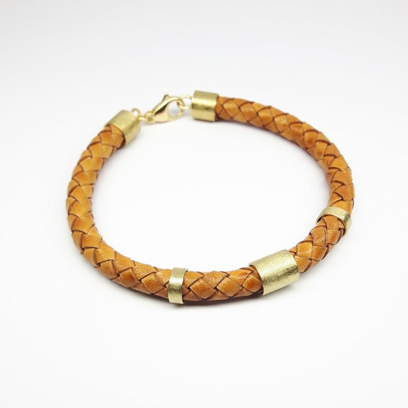 Bracelet en cuir et or jaune 18kt. 