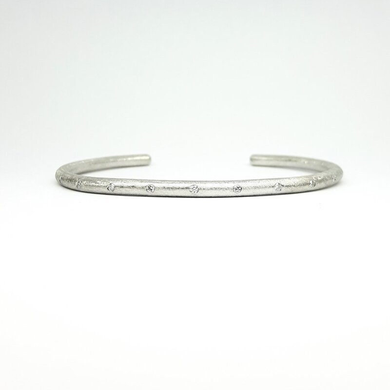 Bracelet en or blanc 18kt et 9 diamants.