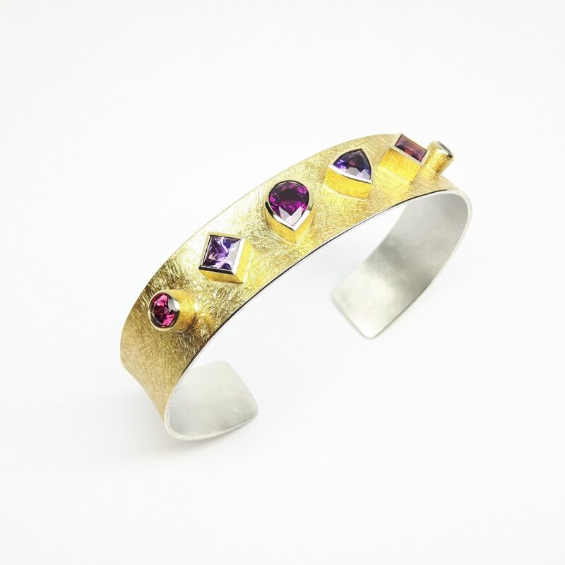 "PURPLE-DISCO-MACHINE", bracelet en or jaune 22kt, argent, grenats et améthystes. Pièce unique.