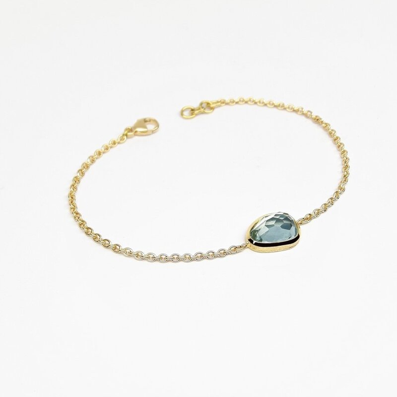 Bracelet en or jaune 18kt et aigue-marine en taille cocktail. Pièce unique.