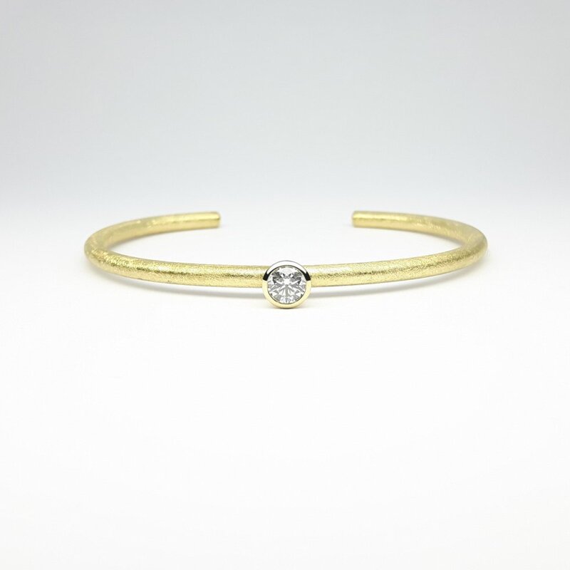 Bracelet en or jaune 18kt et diamant solitaire 0,50ct. Pièce unique.