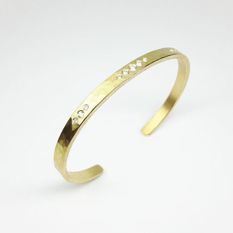 Bracelet martelé en or jaune 18kt et 11 brillants. Pièce unique.