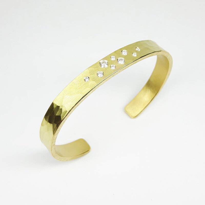 "sky full of stars", bracelet martelé en or jaune 18kt et 9 brillants. Pièce unique.